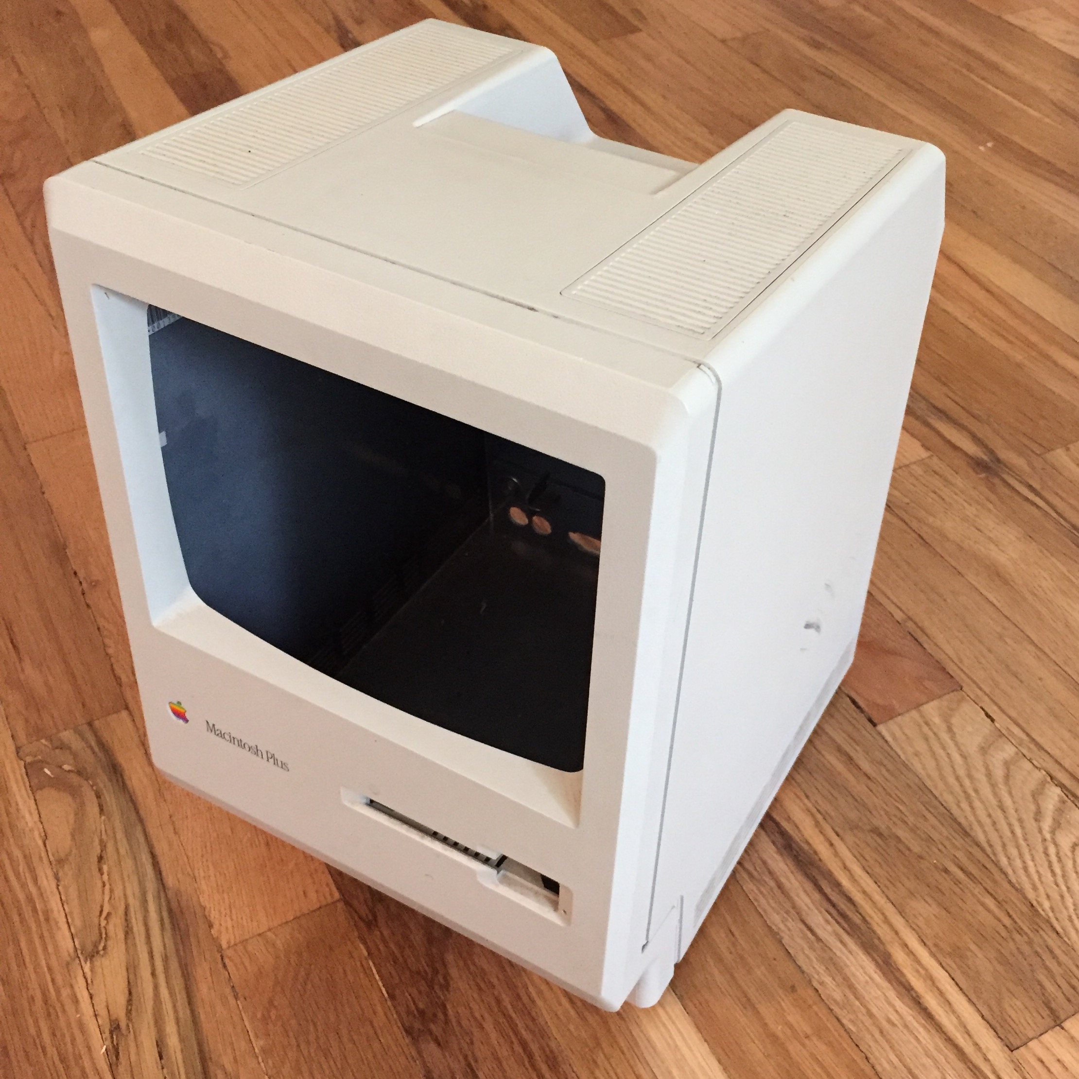 Man Turned a Classic Mac into something totally unbelievable